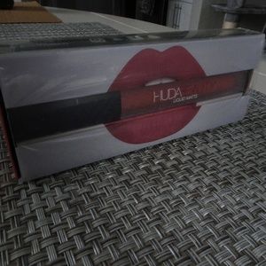 Huda Beauty Liquid Matte Lipstick "Bombshell"